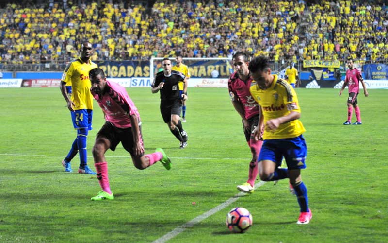 Álvaro, un partido más, liándola entre la defensa rival / FOTO: Eulogio García
