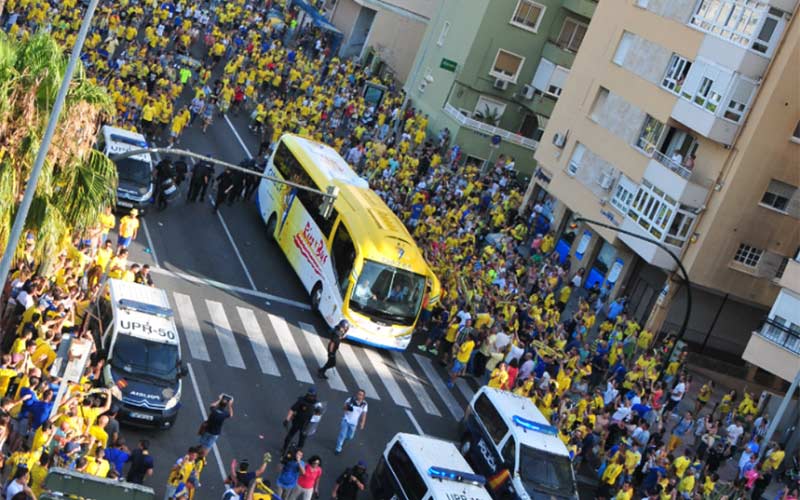 El recibimiento del cadismo al bus, y tanta Policía, incompatibles / FOTO: Eulogio García