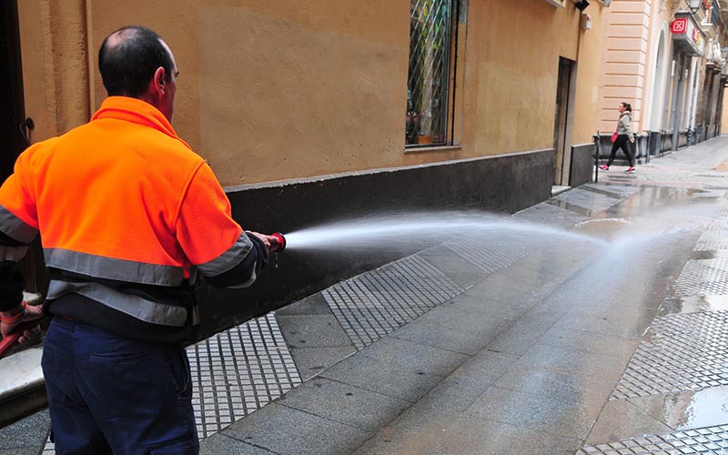 Baldeando una de las calles del centro / FOTO: Eulogio García