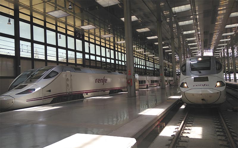 Dos Alvia coincidiendo en la estación de Cádiz