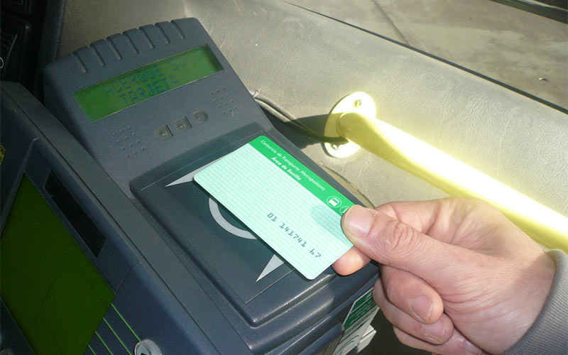 Validando la tarjeta del Consorcio al subir al bus / FOTO: Junta