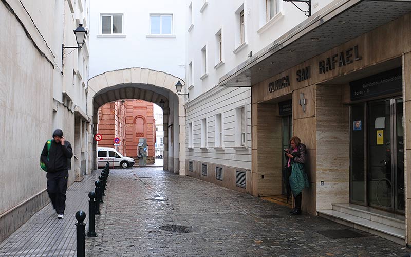 Entrada a la clínica San Rafael, en la trasera del Falla / FOTO: Eulogio García