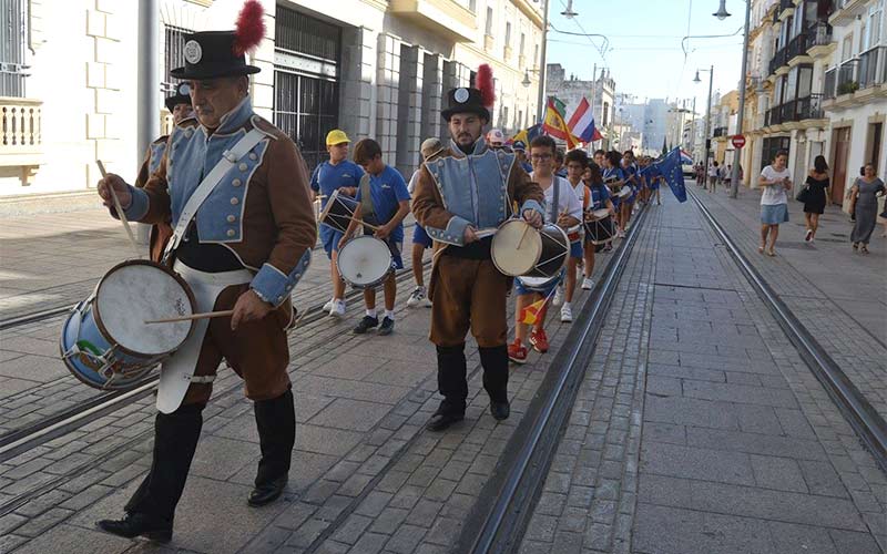 Un momento de la 'Tamborrada de Las Cortes', con la implicación de colegios / FOTO: Ayto.