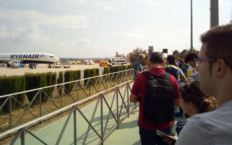 Cola para acceder a un avión en la pista jerezana / FOTO: DBC