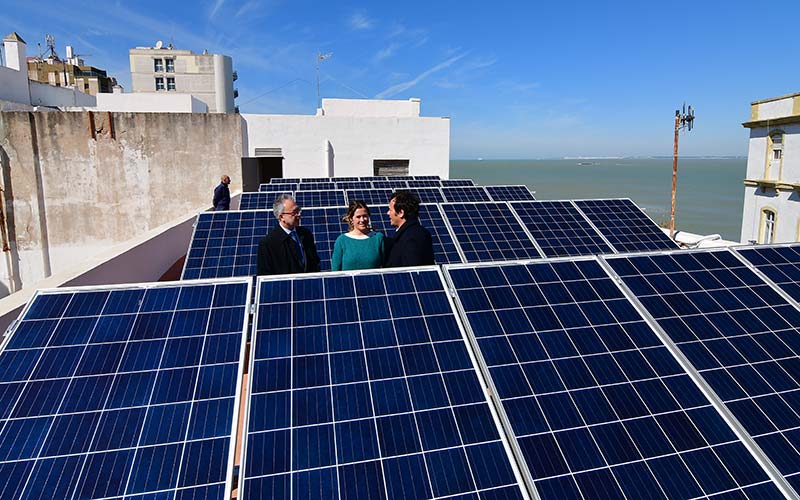 Una de las plantas solares en edificios municipales / FOTO: Eulogio García