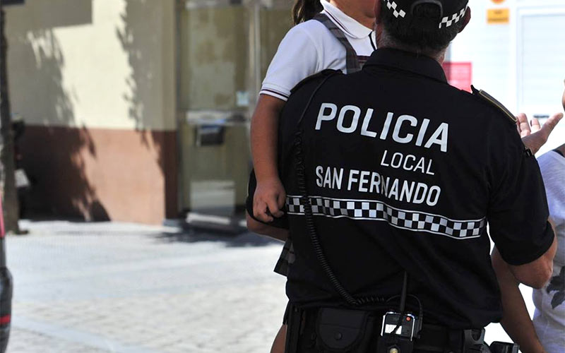 Un agente asignado a la Policía de Barrio atendiendo a un escolar / FOTO: Ayto.