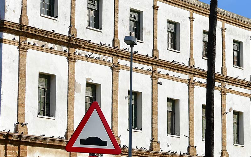 Detalle de una de las fachadas laterales de Valcárcel / FOTO: Eulogio García