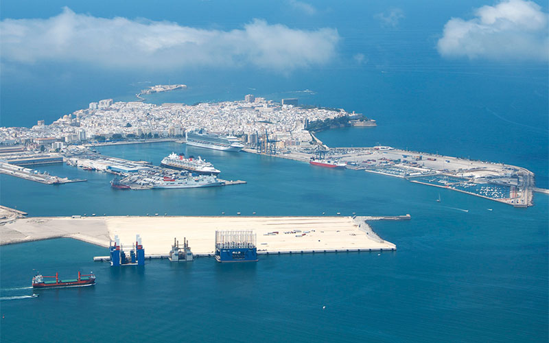 Vista aérea del Puerto de Cádiz, con la nueva terminal esperando su puesta en marcha / FOTO: APBC