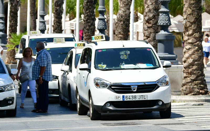 Taxis en la parada de San Juan de Dios / FOTO: Eulogio García