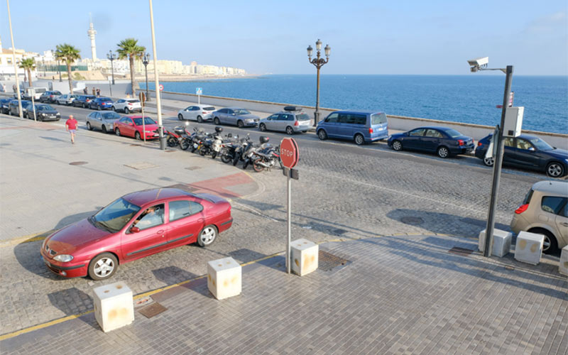 Una de las cámaras que ya vigila el acceso a parte del centro / FOTO: Ereagafoto