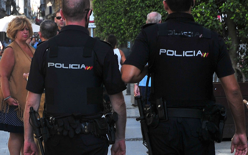 Agentes de la Policía Nacional patrullando por el centro / FOTO: Eulogio García
