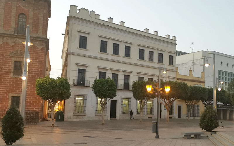 El edificio de Telefónica junto a la plaza de la Iglesia