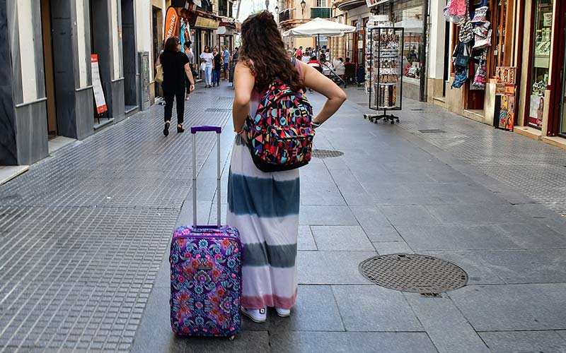 Turista con su inseparable maleta por el centro de Cádiz / FOTO: Eulogio García