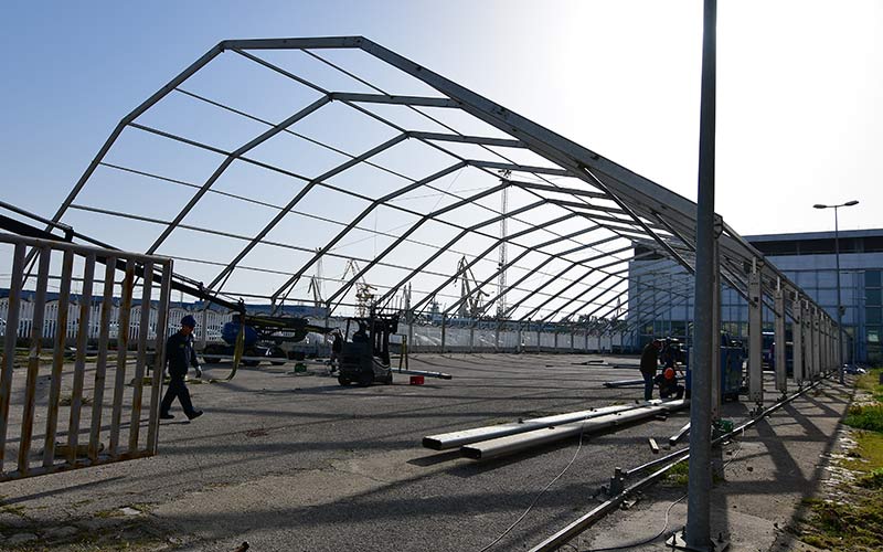 Durante el montaje de la carpa en 2019, al lado de la estación / FOTO: Eulogio García