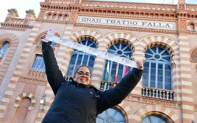 Chica feliz con entradas para el último COAC de 2020 / FOTO: Eulogio García