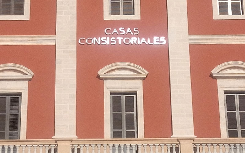 El rótulo de 'Casas Consistoriales' debe desaparecer del Ayuntamiento |  DIARIO Bahía de Cádiz