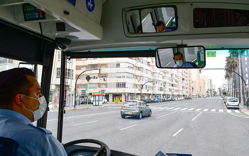 Chófer de uno de los buses de la capital / FOTO: Eulogio García