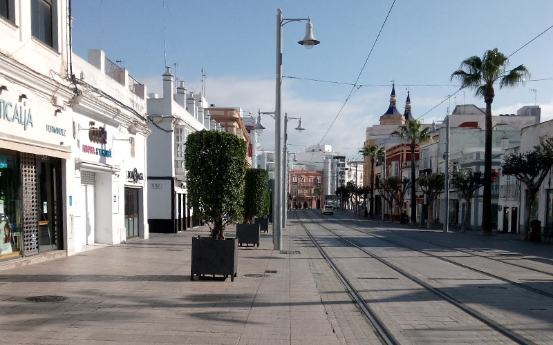 Vista de la calle Real de La Isla cada tarde / FOTO: DBC