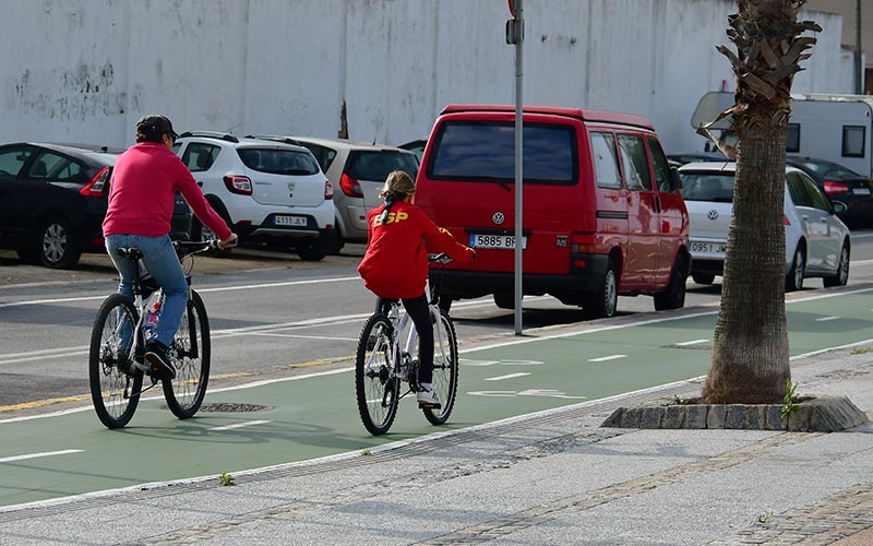 Padre e hija usando el carril bici / FOTO: Eulogio García (de archivo)