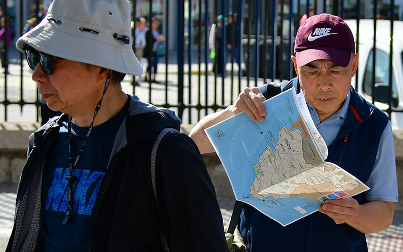 Turista con su plano por las calles de Cádiz / FOTO: Eulogio García