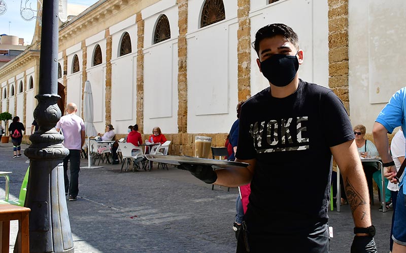 Camarero en un bar de la plaza, en plena pandemia / FOTO: Eulogio García