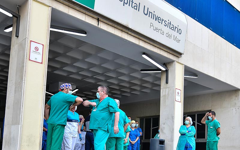 A las puertas del Hospital gaditano / FOTO: Eulogio García