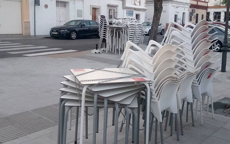 Terraza de un bar cerrado, en esos meses de estado de alarma / FOTO: DBC