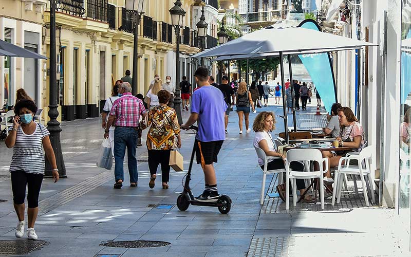 Circulando con el patinete por una calle peatonal / FOTO: Eulogio García