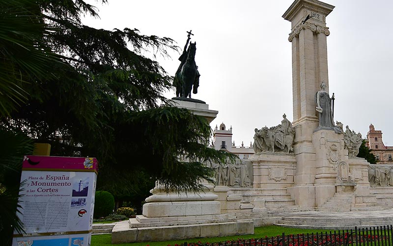 Detalle del monumento a las Cortes / FOTO: Eulogio García