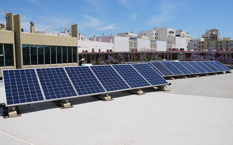 Placas solares en la sede de una empresa municipal / FOTO: Ayto.