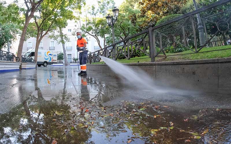 Operario de limpieza en la plaza Mina / FOTO: Eulogio García