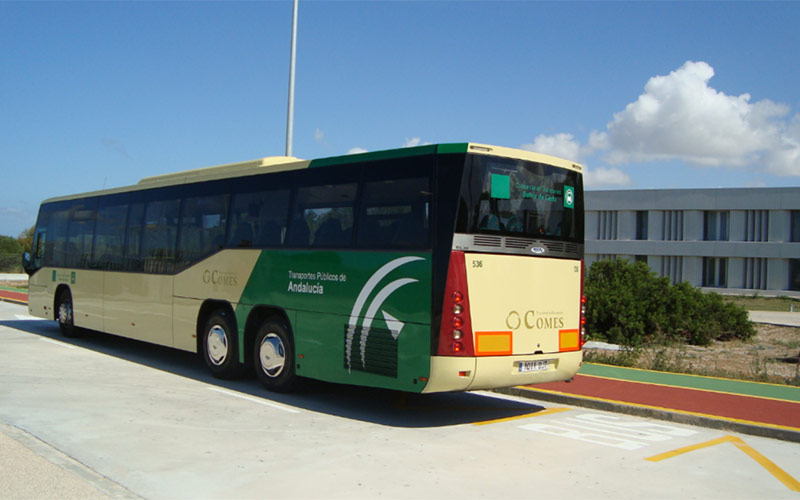 Uno de los autobuses metropolitanos en el campus / FOTO: Junta