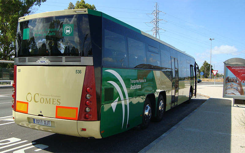 Uno de los autobuses metropolitanos en el campus / FOTO: Junta