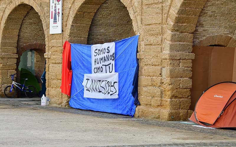 Acampada de personas sin hogar hace meses en las bóvedas de Puertas de Tierra / FOTO: Eulogio García