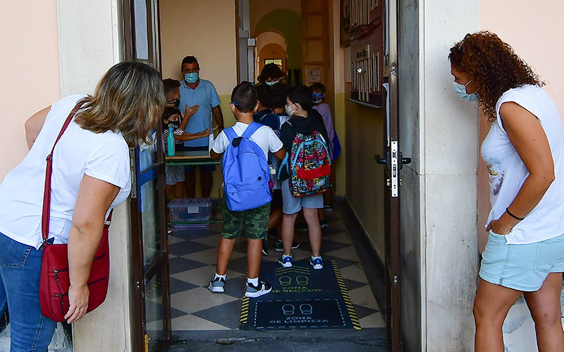 Niños entrando al colegio Carlos III / FOTO: Eulogio García