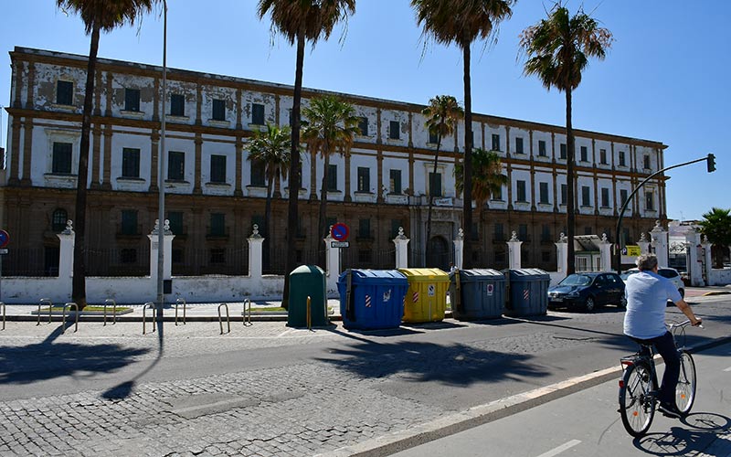 El edificio frente a La Caleta, a la espera / FOTO: Eulogio García