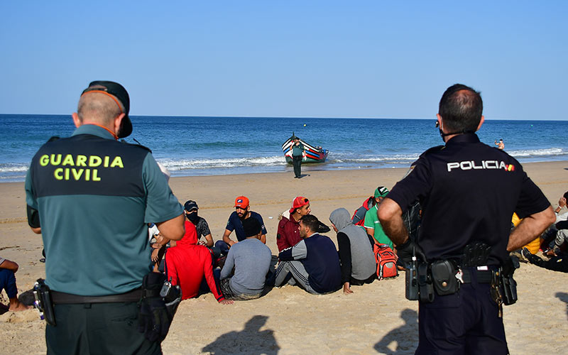 Una patera llegada meses atrás a las playas de la capital gaditana / FOTO: Eulogio García