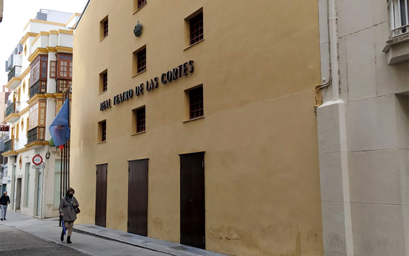 Detalle de la fachada del teatro isleño