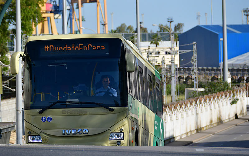 Autobús metropolitano circulando por la capital / FOTO: Eulogio García (de archivo)