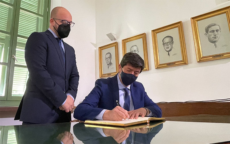 El vicepresidente firmando en el libro de honor junto a Beardo en aquella visita / FOTO: Junta