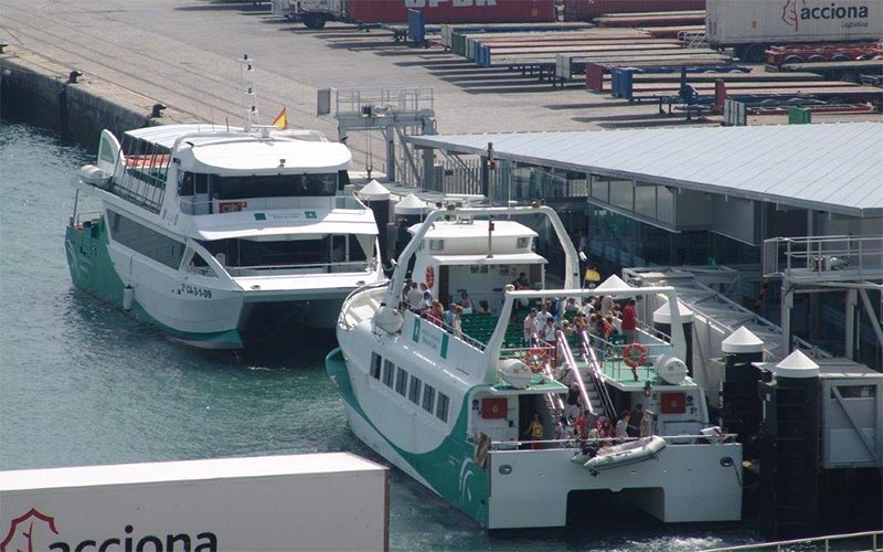 Catamaranes en la terminal del Puerto de Cádiz / FOTO: Junta