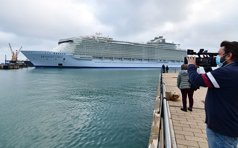 Crucero entrando en los astilleros de Cádiz para su reparación / FOTO: Eulogio García