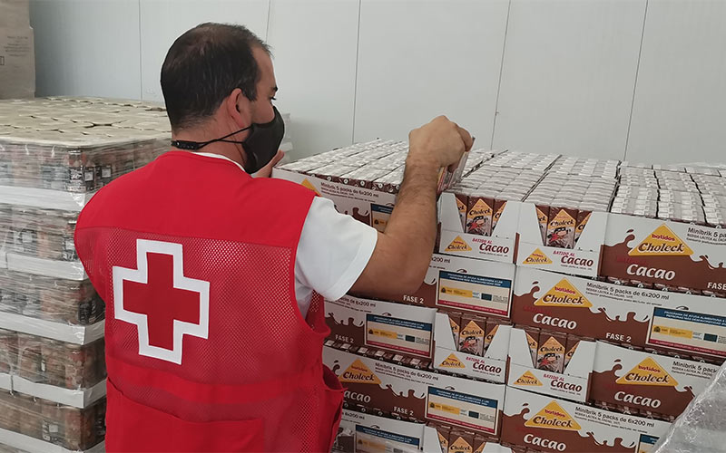 Voluntario de Cruz Roja con alimentos para distribuir / FOTO: Cruz Roja
