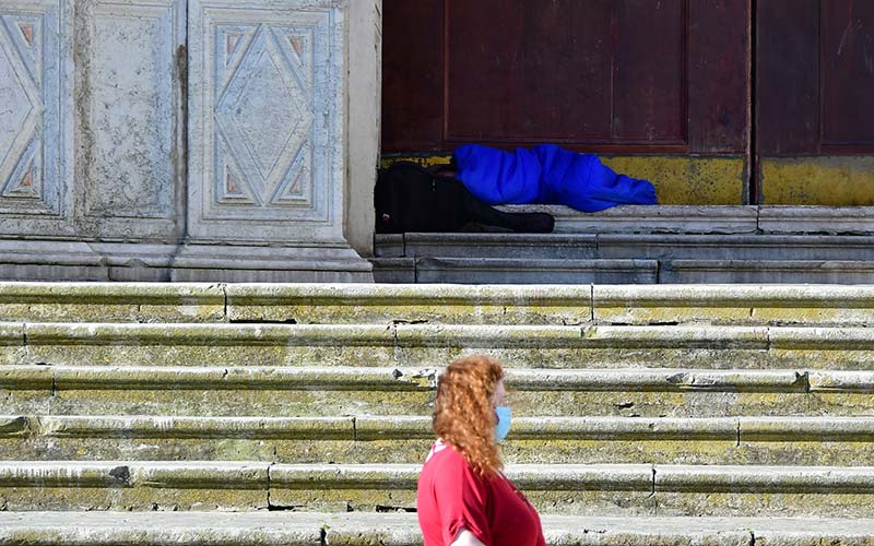 Pernoctando en la misma puerta de la Catedral, meses atrás / FOTO: Eulogio García