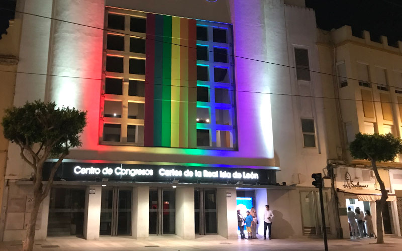 La arcoíris colocada hace un año en el antiguo cine Almirante / FOTO: Ayto.