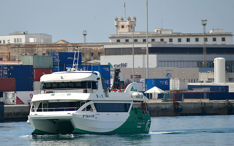 Uno de los catamaranes en el muelle de la capital / FOTO: Eulogio García