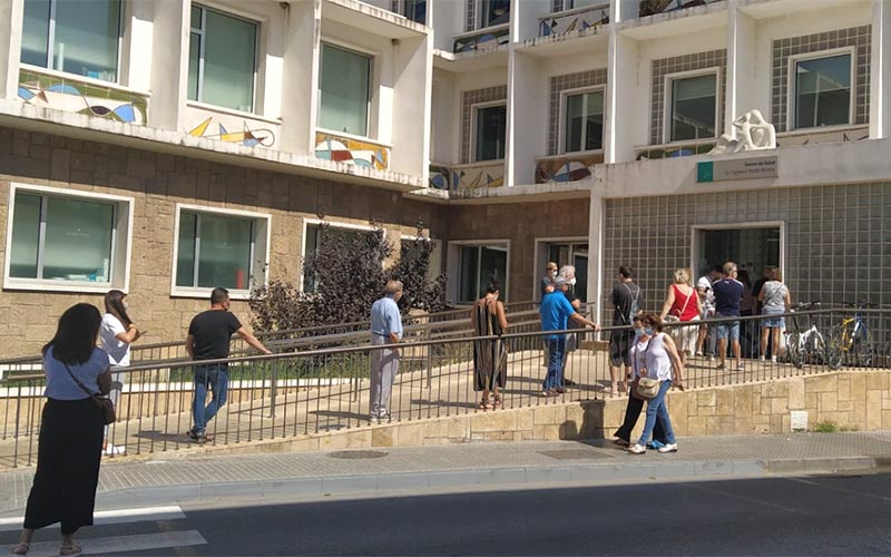 Colas en un centro de salud de San Fernando meses atrás