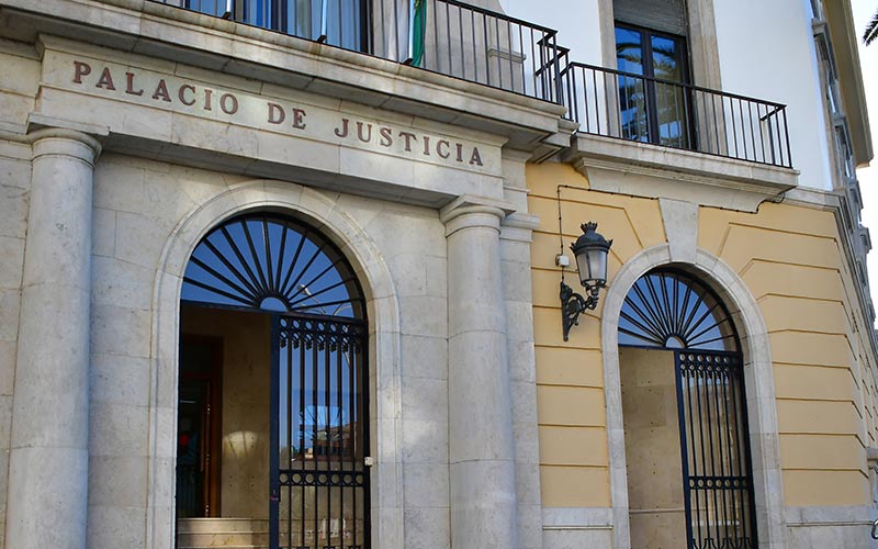 Detalle de la entrada del edificio de la Audiencia / FOTO: Eulogio García