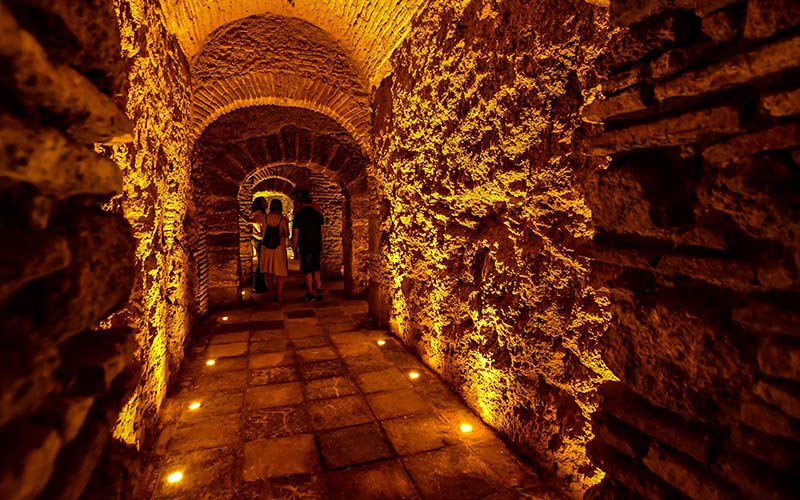 Reabre en Cádiz La Cueva del Pájaro Azul y su “viaje” al subsuelo de la  ciudad de Gadir: historia fenicia y romana, y hasta pasado flamenco |  DIARIO Bahía de Cádiz