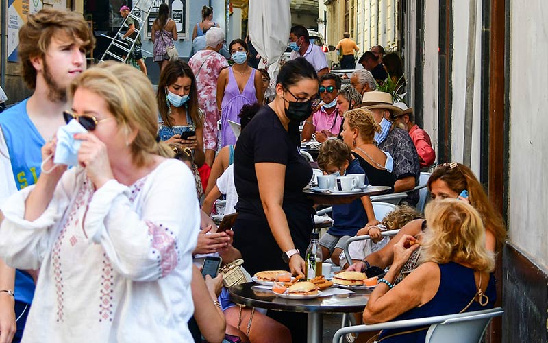 Una terraza en Cádiz hasta los topes y en tiempos de pandemia / FOTO: Eulogio García